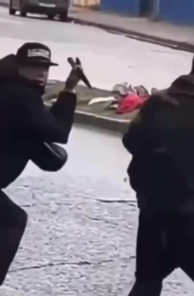 Grabaron a dos sujetos trenzándose en duelo tumbero en plena calle de barrio Puerta de Hierro