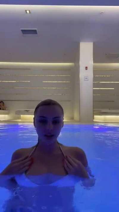 She wanna to be Sexy.....