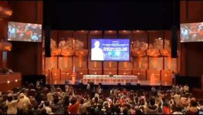 WATCH: Filipinos here at the New Jersey Performing Arts Center chant “Marcos, Marcos, Marcos pa rin!” ahead of President Ferdinand “Bongbong” Marcos Jr. arrival at the venue. | @DYGalvezINQ