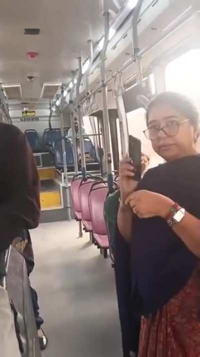 Kalesh between woman and bus driver over speed