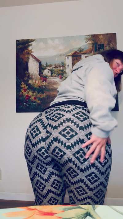 I know you’re imagining pressing your face right up against my leggings, taking in every naughty fart I gift you. Right?  Mmm 😋 Just picture how loud the next one will be when I’m sitting on your lap. 😈