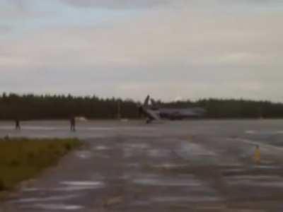 An F-16 gets tipped over by a B-1B's exhaust on takeoff 2007