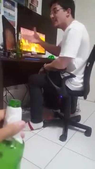 Mucalol querendo levar a loirinha para o aniversário e o Greninja puto.