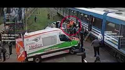 Tren Sarmiento embiste a un auto en Merlo