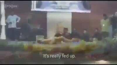 Pelea a muerte con cuchillos.