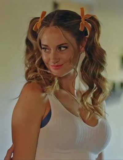 Shailene Woodley, cleavage