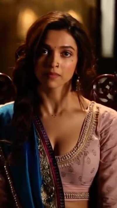 I can't concentrate on 3 things at a time. Deepika Padukone 's 1) Classic Expressions 2) Dusky Cleavage 3) Left Boob Bump
