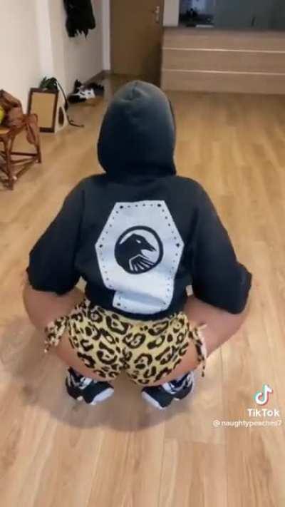 naughtypeaches7 vs voluptuousbunniee