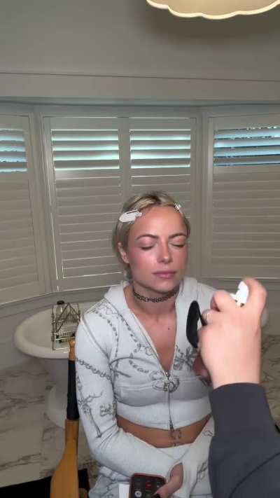 Liv getting ready | IG 12/3/2025