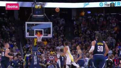 [Highlight] Jokic with a swinging pass straight to Curry; Steph hits the half-spin pull up 3
