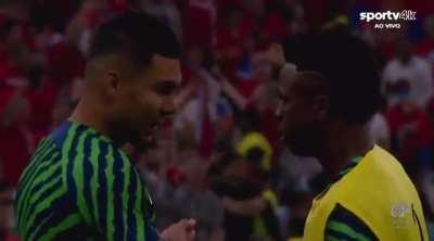 Casemiro chatting with Vinicius at the warm up
