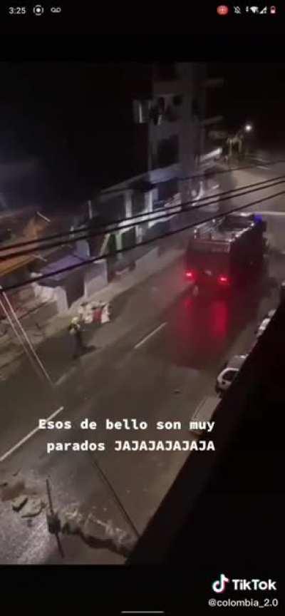 civiles disparan a tanque antidisturbios