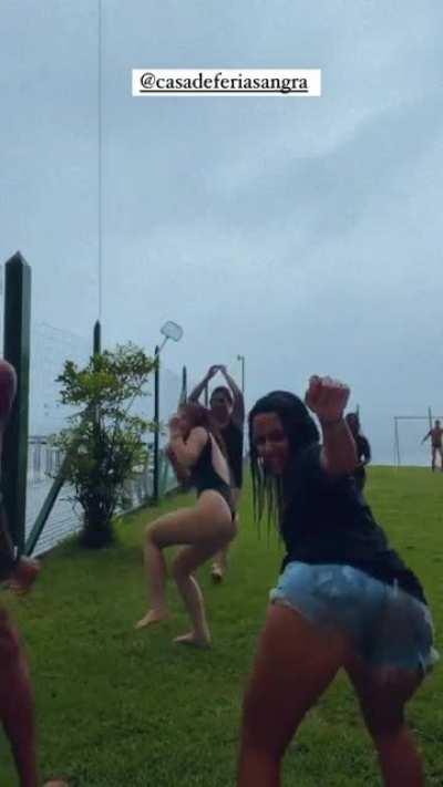 Mel maia na chuva bem gostosa