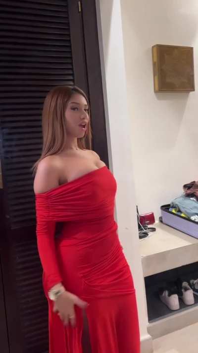 she fills that dress on every corner