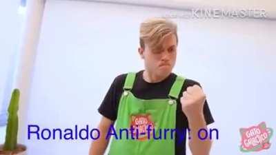 ronaldo espanca furry😡😡