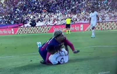 Camavinga penalty shout vs Araujo