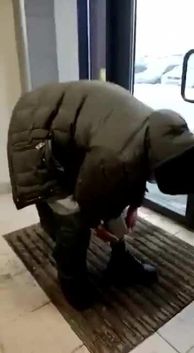 Shoplifter makes a quick exit when caught