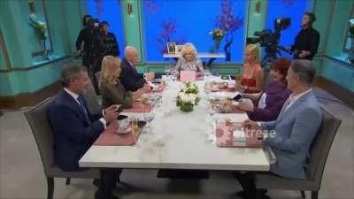 Momento Bizarro de la TV Argentina: Mirta le da un Reloj de ONE PIECE a ESPERT