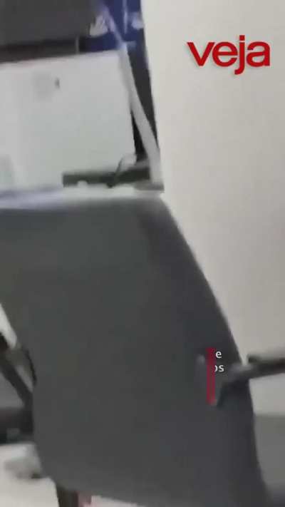 This woman in Brazil, after 15 days without electricity at home to run her business, loses it at the utility company's customer service office