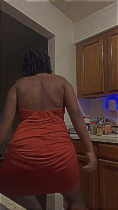 Gotta shake a lil ass😌😉