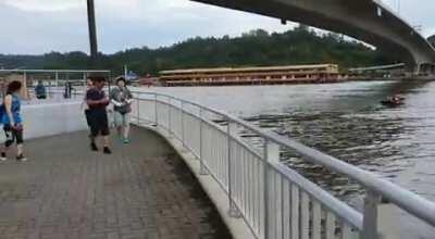 A house (?) floating (literally) along the Brunei River! video shared on whatsapp. Can anybody shed some light on what is actually happening there? Why is it moving??*credit to original owner of video*