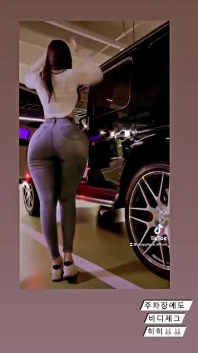 Don't ask why there's nothing on her tiktok, she just use it for make videos!