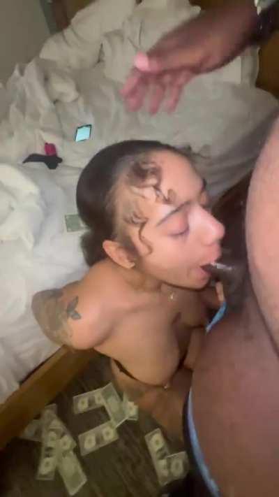 I love the way she slurp it 