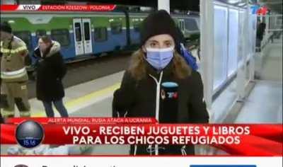 Periodista en Argentina pregunta si todavia se pide el pase sanitario alla en Polonia(plena guerra mundial), encima dice que la pandemia sigue jajaja
