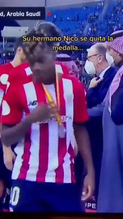 Nico Williams takes off his runner-up medal after Supercopa loss, Iñaki was having none of it!
