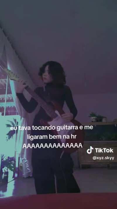 Ela toca muito 🎸