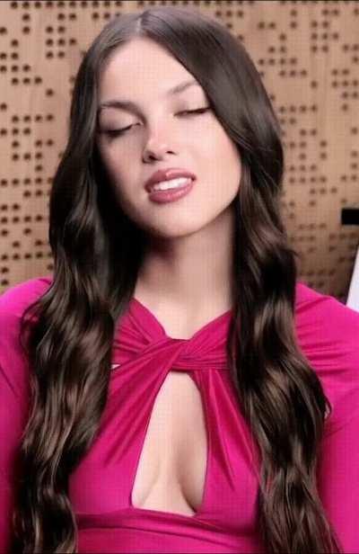 Olivia Rodrigo gives you this look after asking you to submit to her tonight