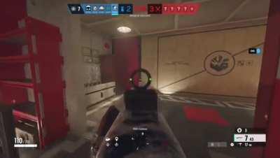 I let my Friend who had never play siege try his first game in unranked ! What do you think of his level ?