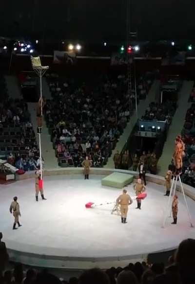 ...pero, mi Führer, no le haga, está muy pinche alto...