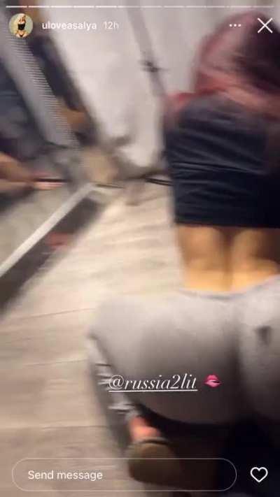 Got damn she move that booty so effortlessly 🤤😩