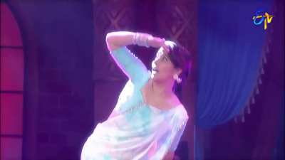 Anasuya sexy dance in half saree