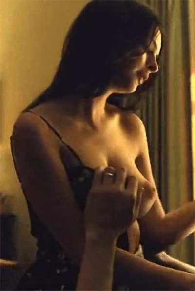 Emily Ratajkowski's Perfect Tits