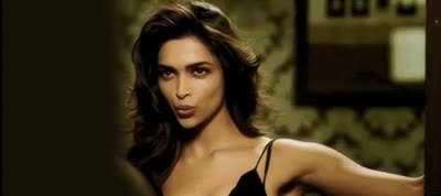 I remember seeing Deepika Padukone in Race in my early teens and this scene i.e. moment before the start of Be Intehaan song used to make me fantasize for her in this hot avtaar.. Those hair.. her seductive eyes n this sleveless dress🔥still makes me drool