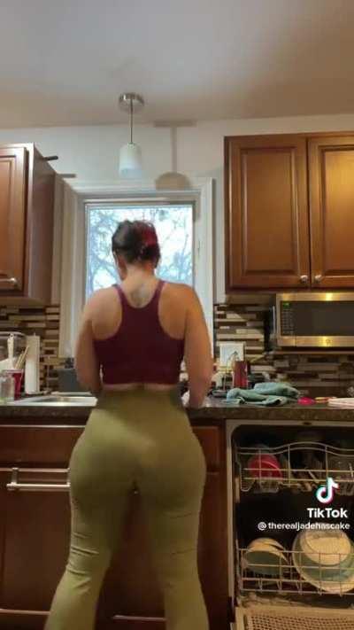 @Jadehascake give us a slight jiggle