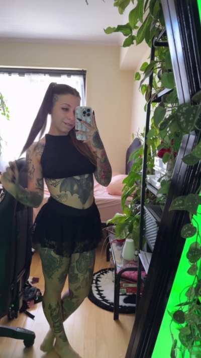 here's your goth mommy ready to serve your dinner