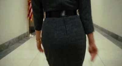 Amy Adams could be the perfect secretary ...with that fat ass moving left and right....walking down the office teasing everyone .And a boss's bitch who would fuck her during office hours and trade her to sign office deals I wanna pull that pony tail and t