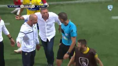 After a 115th minute equalizer, the ref goes to check VAR and all hell breaks loose [Israeli Cup Final, Maccabi Tel Aviv vs. Hapoel Tel Aviv]