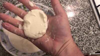 Si quieren hacer algo desestresante, con 2 porciones maicena y una de agua pueden hacer fluido no newtoniano. Cuando le hacen presión se endurece y cuando está en reposo se vuelve líquido.