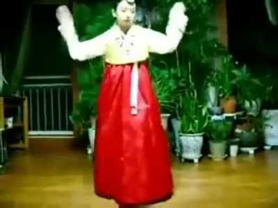 Eunhas popping dance.