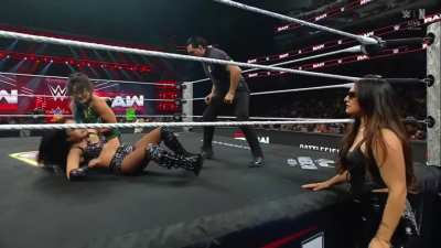 Lyra battles Roxanne Perez! (RAW - 10/6/25)