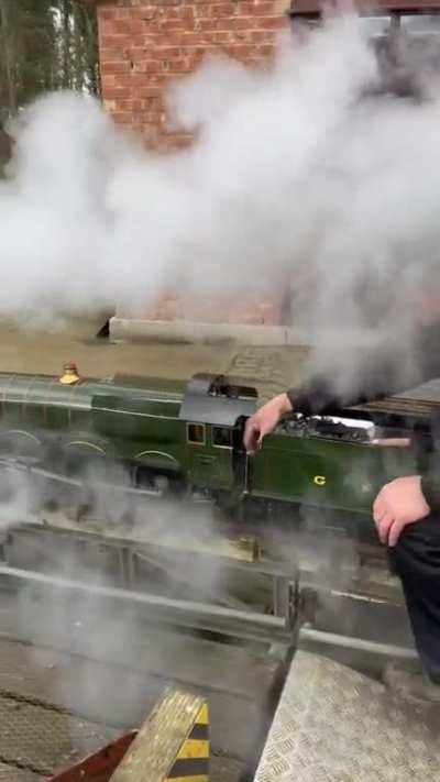 British steam locomotive enthusiasts build a fully functional miniature version of the GWR King Class weighing around 200 kg (440 lb). Here's a demonstration of its power: