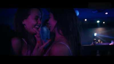 Ophelie Bau and Lou Luttiau lesbian plot in Mektoub, My Love Canto Uno