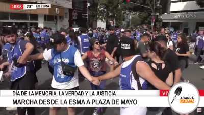 La Campora hace un "corralito" para evitar que la prensa entreviste a personas de la marcha sin previa autorizaci&oacute;n