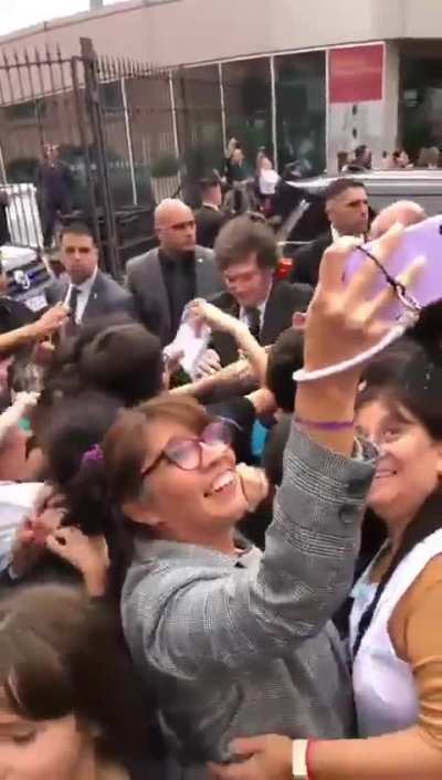 Javier Milei saliendo de Casa Rosada.