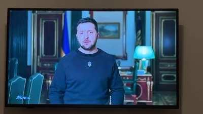 Ukraine’s Zelensky, a former actor himself, makes an appearance at the Golden Globes and thanks/appeals to the world and Hollywood for its continued support.