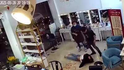 治安好（指半夜三点吃烧烤被砍）